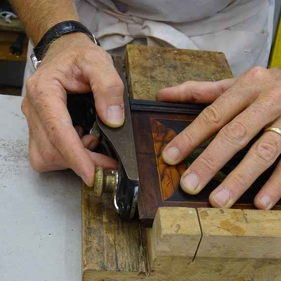 Detailarbeit an einem Möbelstück – zu Über uns